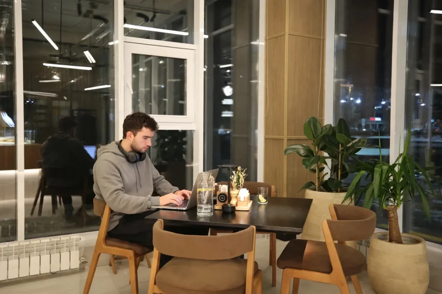 Жұмыс істеу немесе ноутбукпен ұзағырақ отыру